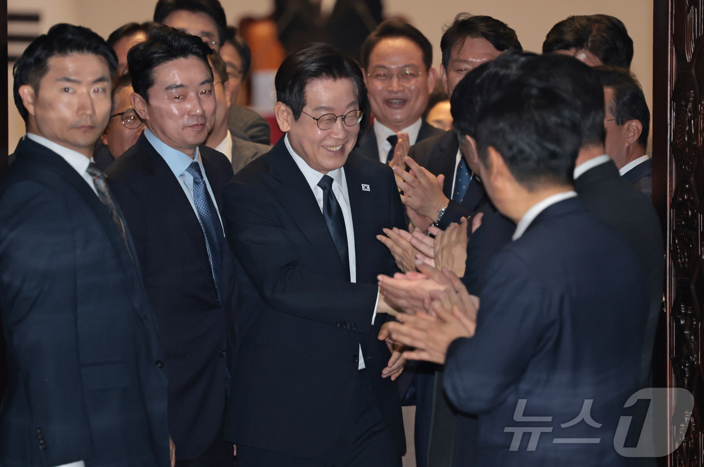 (서울=뉴스1) 국회사진기자단 = 이재명 대통령이 4일 서울 국회 본회의장에서 2026년도 정부 예산안에 대한 시정연설을 마친 뒤 퇴장하고 있다. 2025.11.4/뉴스1