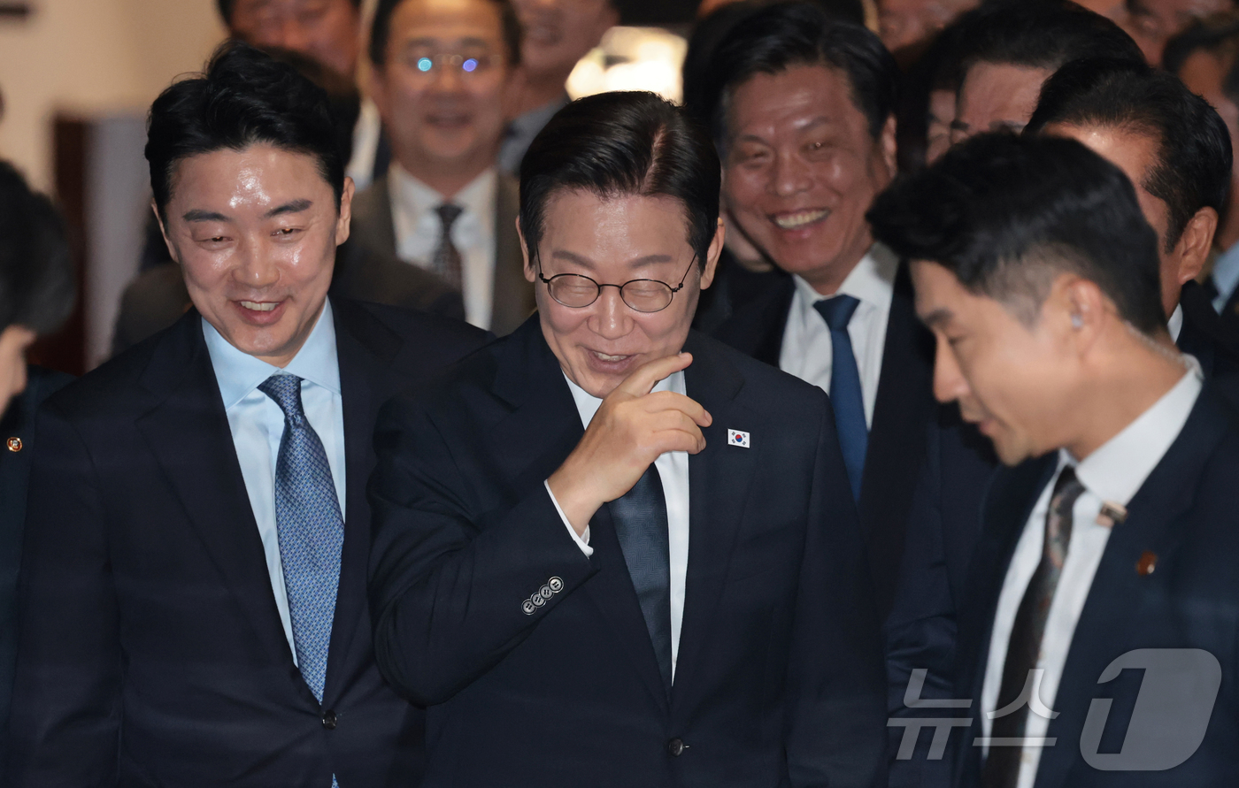 (서울=뉴스1) 국회사진기자단 = 이재명 대통령이 4일 서울 국회 본회의장에서 2026년도 정부 예산안에 대한 시정연설을 마친 뒤 퇴장하고 있다. 2025.11.4/뉴스1