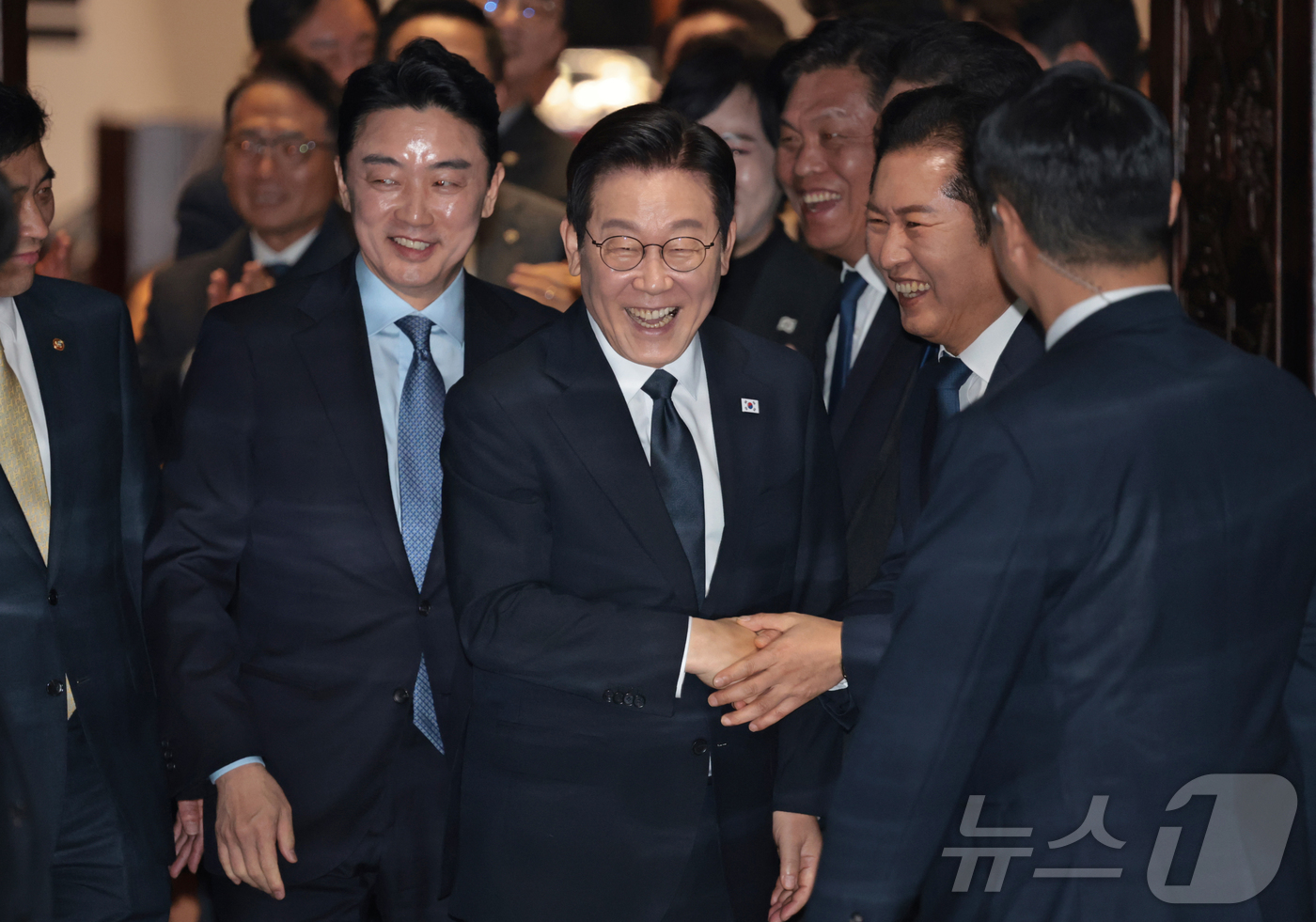 (서울=뉴스1) 국회사진기자단 = 이재명 대통령이 4일 서울 국회 본회의장에서 2026년도 정부 예산안에 대한 시정연설을 마친 뒤 퇴장하고 있다. 2025.11.4/뉴스1