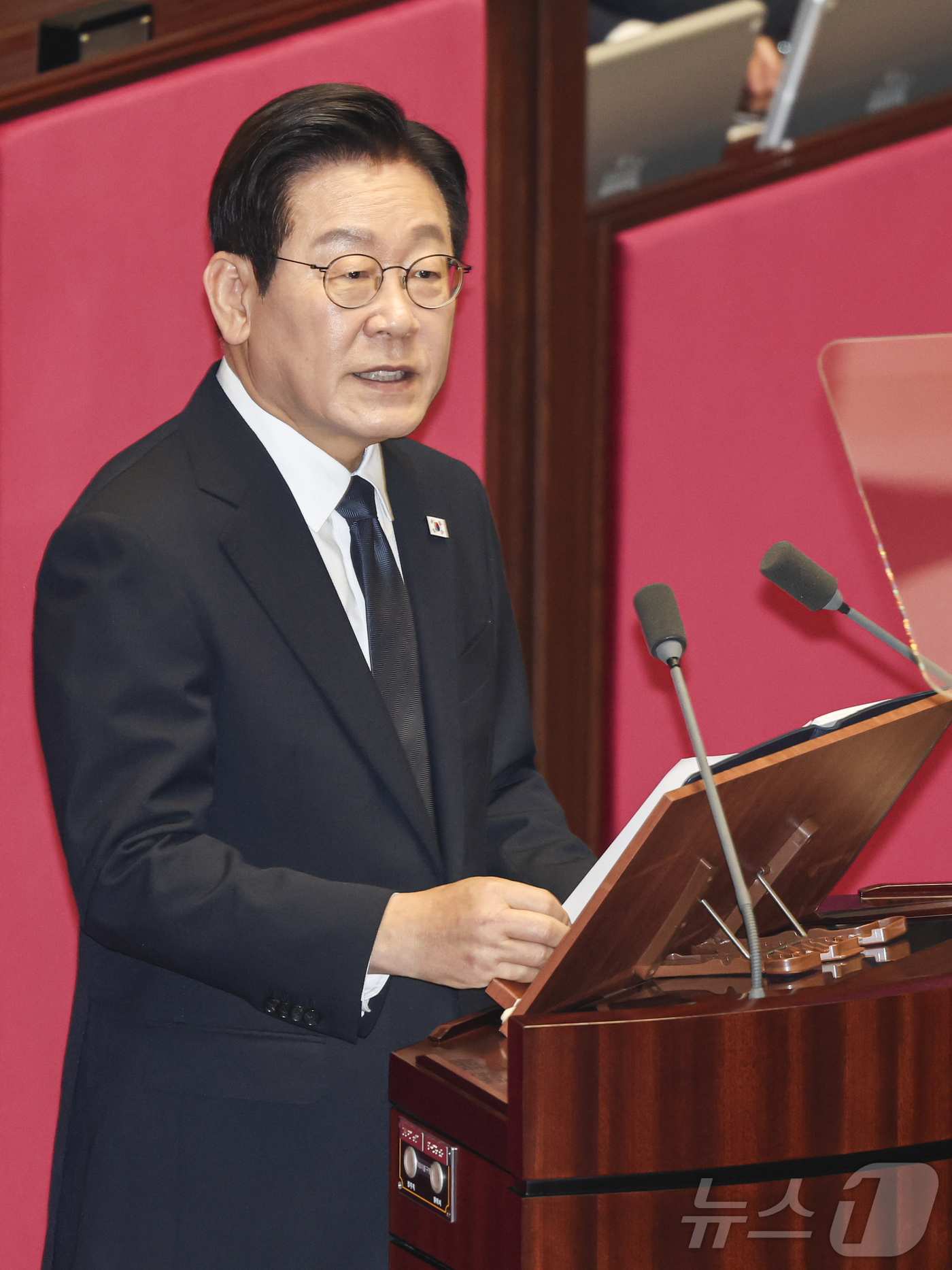 (서울=뉴스1) 국회사진기자단 = 이재명 대통령이 4일 서울 여의도 국회 본회의장에서 2026년도 예산안 및 기금운용계획안에 대한 시정연설을 하고 있다. 2025.11.4/뉴스1