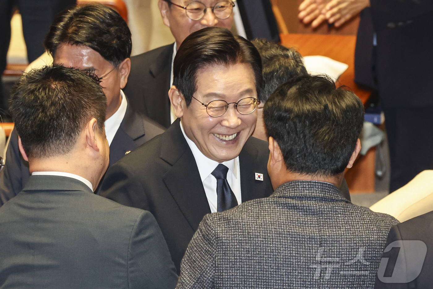 (서울=뉴스1) 국회사진기자단 = 이재명 대통령이 4일 서울 국회 본회의장에서 2026년도 정부 예산안에 대한 시정연설을 마친 뒤 퇴장하고 있다. 2025.11.4/뉴스1