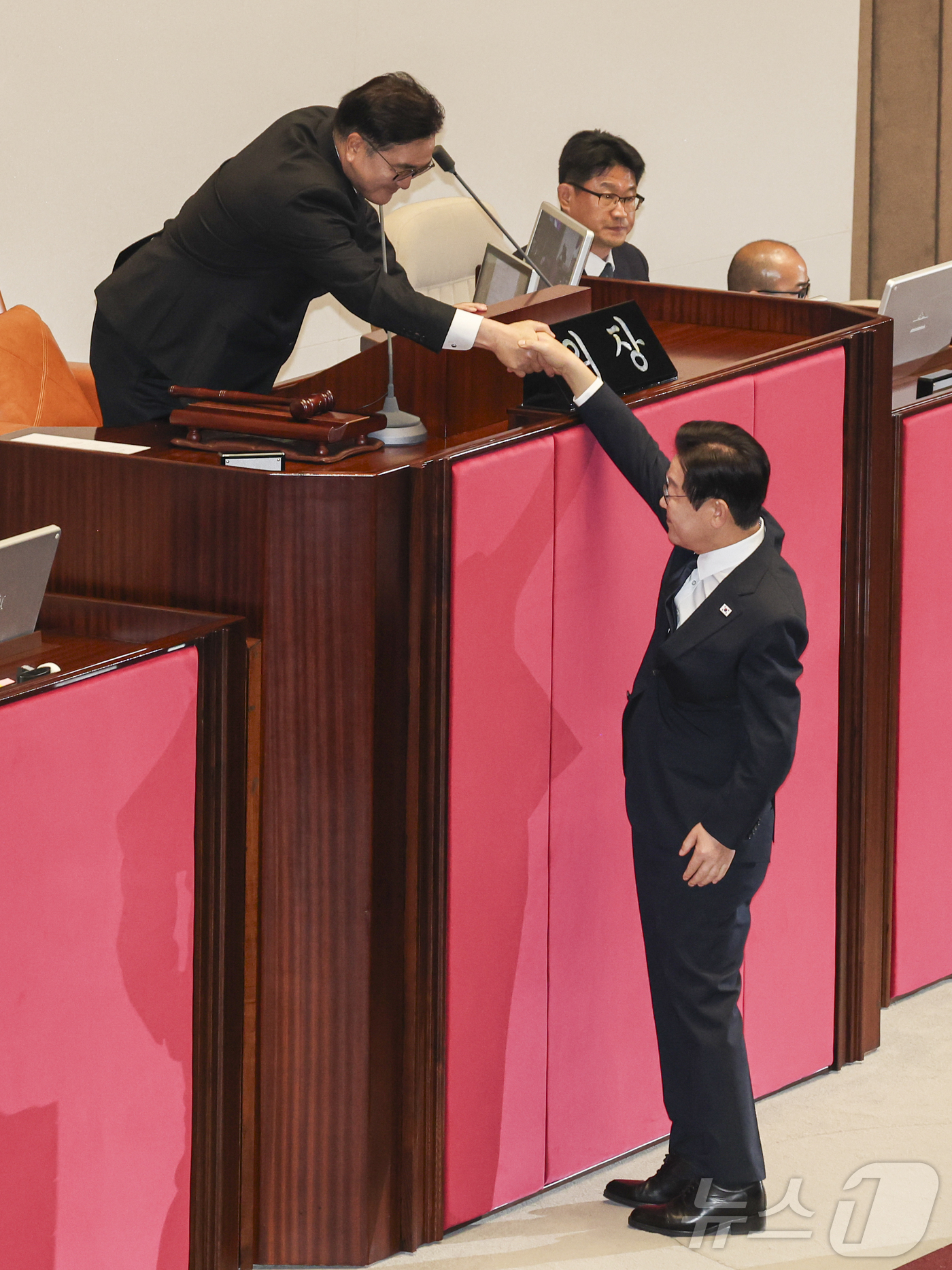 (서울=뉴스1) 국회사진기자단 = 이재명 대통령이 4일 서울 국회 본회의장에서 2026년도 정부 예산안에 대한 시정연설을 마친 뒤 우원식 국회의장과 악수를 하고 있다. 2025.1 …