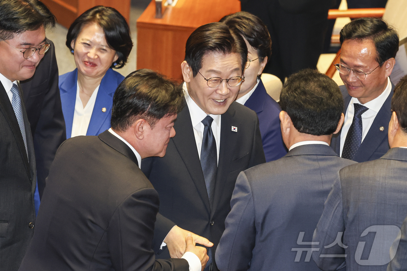 (서울=뉴스1) 국회사진기자단 = 이재명 대통령이 4일 서울 국회 본회의장에서 2026년도 정부 예산안에 대한 시정연설을 마친 뒤 퇴장하고 있다. 2025.11.4/뉴스1