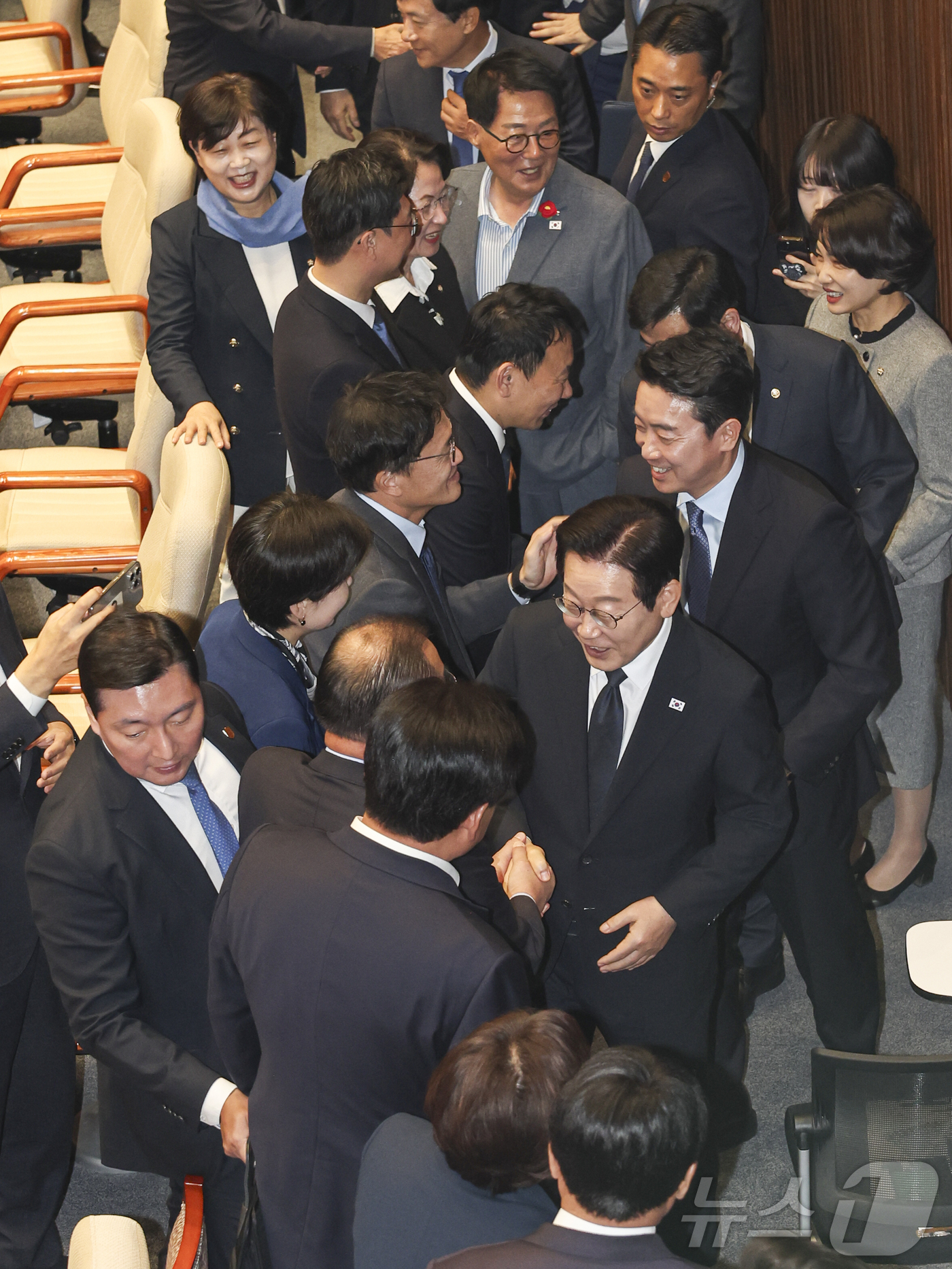 (서울=뉴스1) 국회사진기자단 = 이재명 대통령이 4일 서울 국회 본회의장에서 2026년도 정부 예산안에 대한 시정연설을 마친 뒤 퇴장하고 있다. 2025.11.4/뉴스1