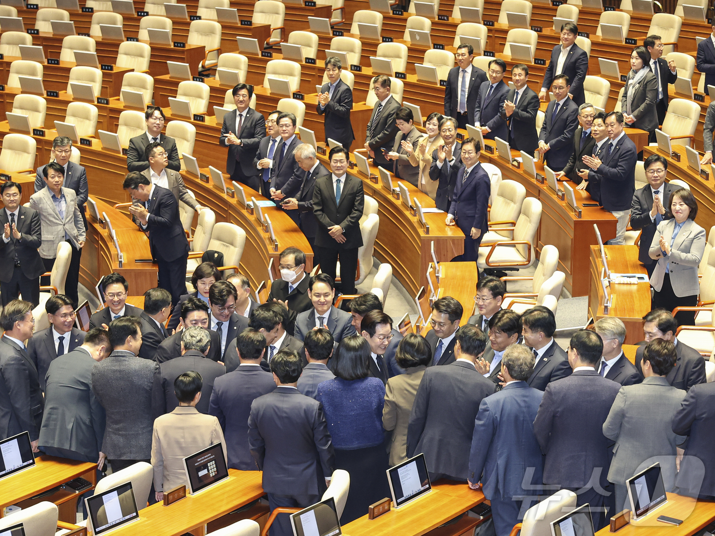 (서울=뉴스1) 국회사진기자단 = 이재명 대통령이 4일 서울 국회 본회의장에서 2026년도 정부 예산안에 대한 시정연설을 마친 뒤 퇴장하고 있다. 2025.11.4/뉴스1