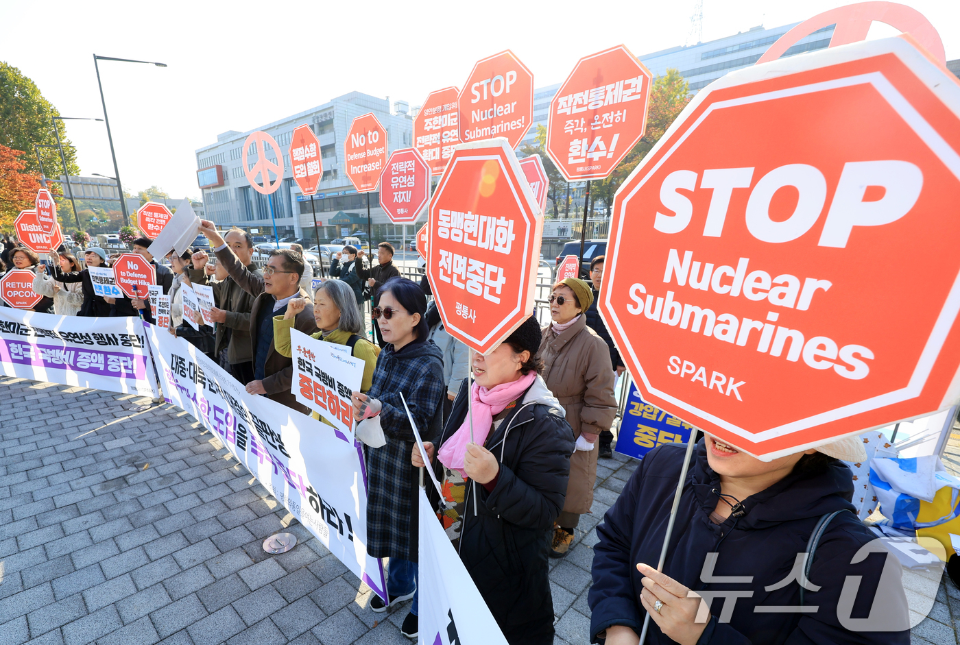 (서울=뉴스1) 이호윤 기자 = 평화와통일을여는사람들 회원들이 4일 서울 용산구 국방부 앞에서 열린 제57차 한미안보협의회의(SCM) 대응 기자회견 및 평화행동에서 구호를 외치고 …