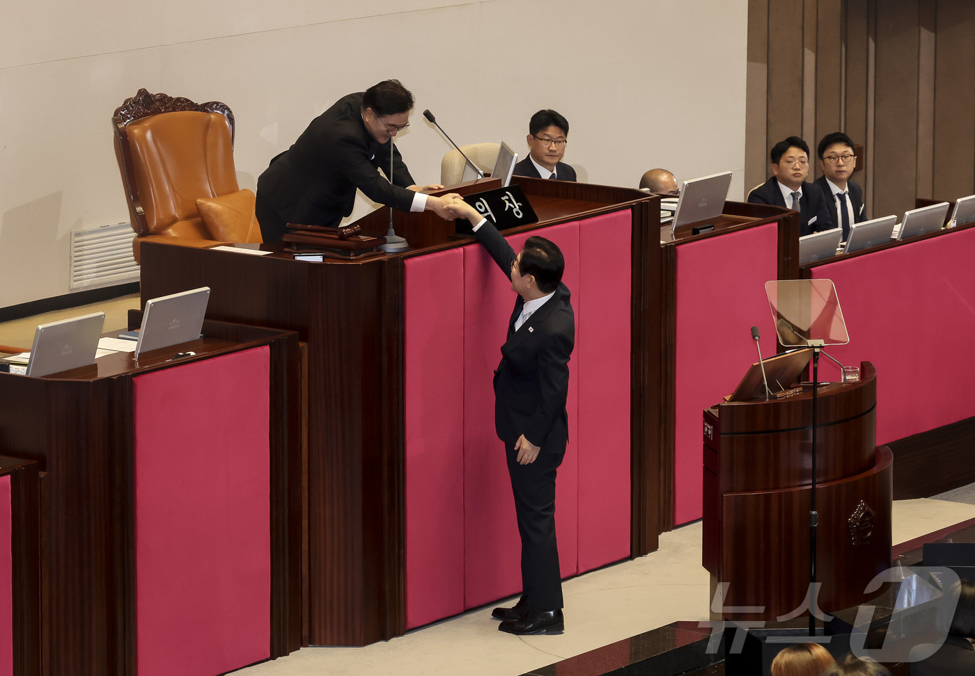 (서울=뉴스1) 국회사진기자단 = 이재명 대통령이 4일 서울 여의도 국회에서 열린 본회의에서 2026년도 예산안에 대한 정부의 시정연설을 마친 뒤 우원식 국회의장과 악수를 하고 있 …