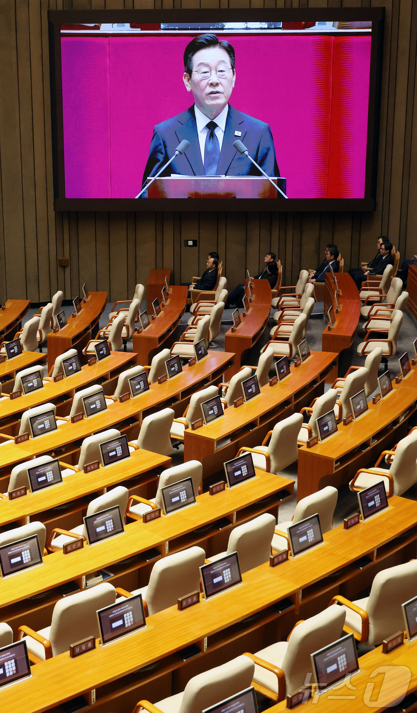 (서울=뉴스1) 국회사진기자단 = 이재명 대통령이 4일 오전 서울 여의도 국회 본회의장에서 내년도 정부 예산안에 대한 시정연설을 하고 있다.이날 국민의힘 의원들은 불참했다.  20 …