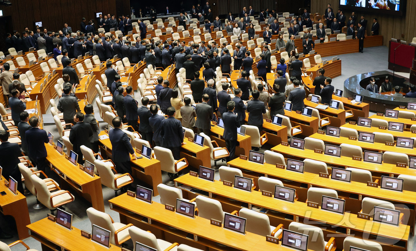 (서울=뉴스1) 국회사진기자단 = 이재명 대통령이 4일 오전 서울 여의도 국회 본회의장에서 내년도 정부 예산안에 대한 시정연설을 마치고 퇴장하고 있다.이날 국민의힘 의원들은 불참했 …