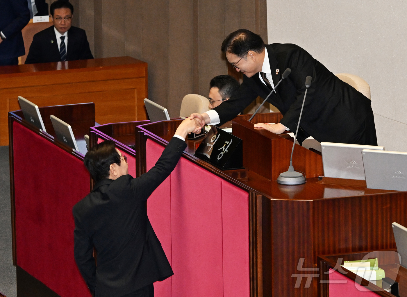 (서울=뉴스1) 국회사진기자단 = 이재명 대통령이 4일 오전 서울 여의도 국회 본회의장에서 2026년도 예산안 관련 시정연설을 마친 뒤 우원식 국회의장과 악수를 하고 있다. 202 …