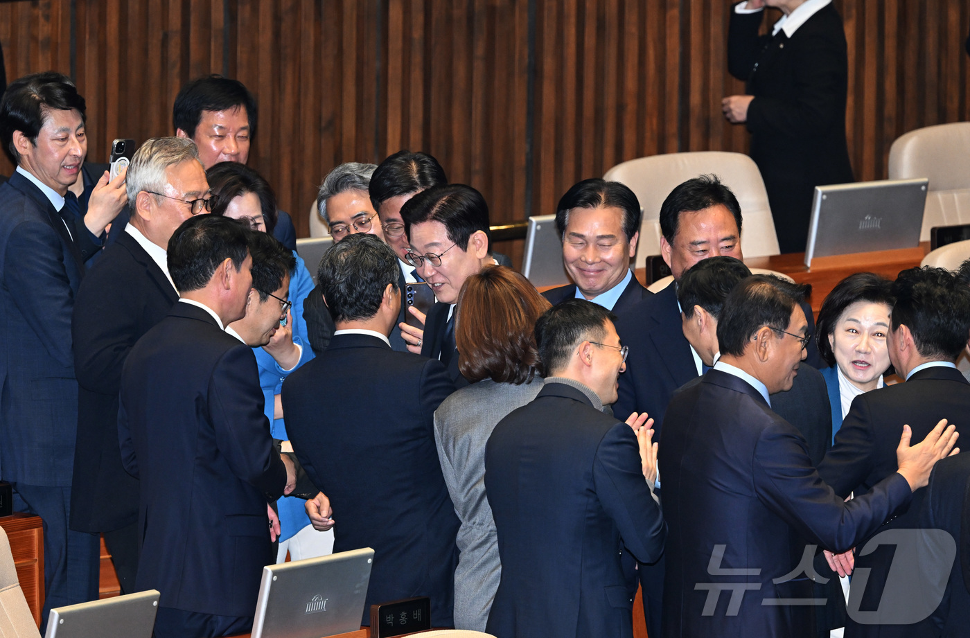 (서울=뉴스1) 국회사진기자단 = 이재명 대통령이 4일 오전 서울 여의도 국회 본회의장에서 2026년도 예산안 관련 시정연설을 마친 뒤 여당 의원들과 인사를 하며 이동하고 있다. …