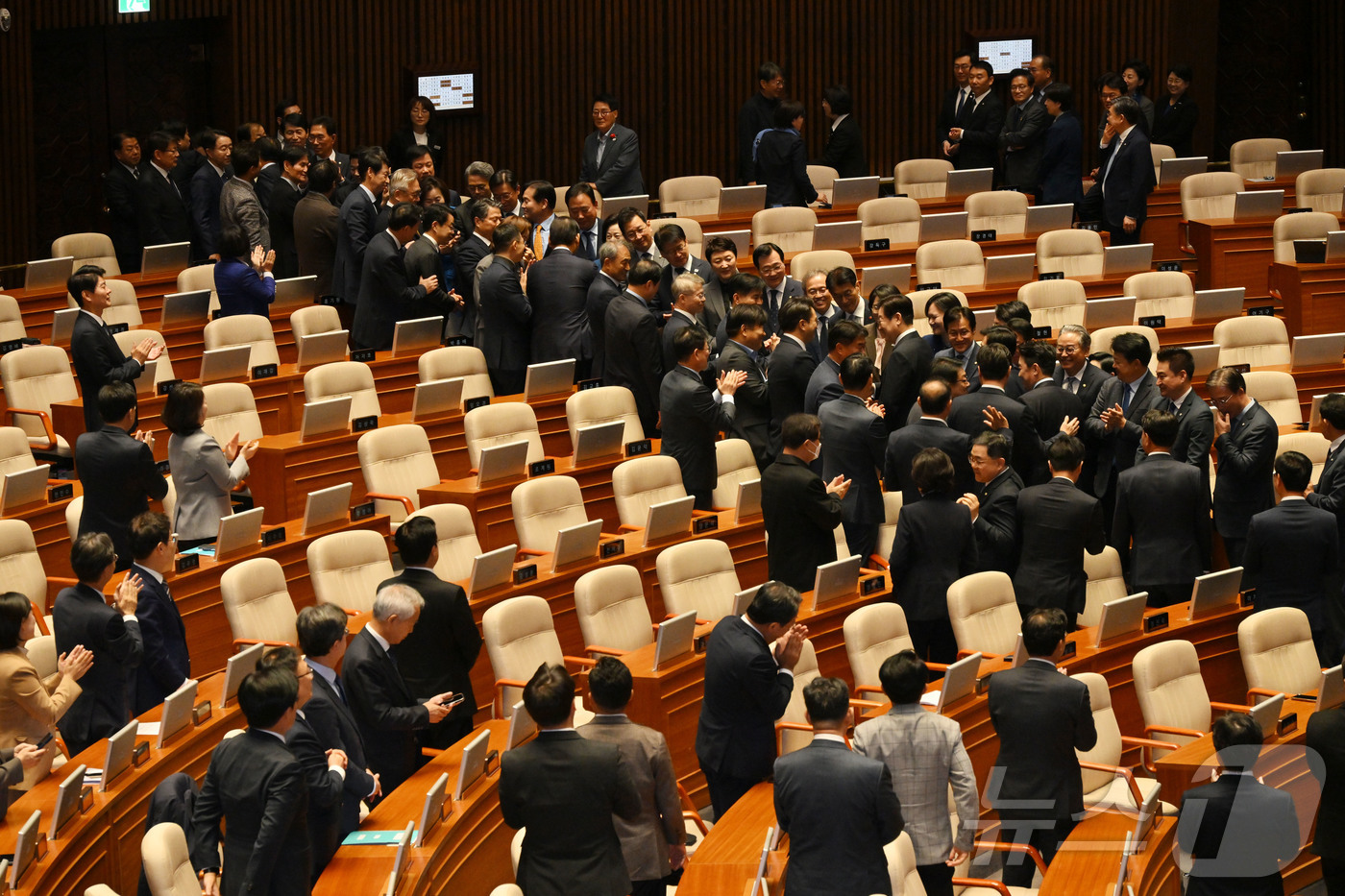 (서울=뉴스1) 국회사진기자단 = 이재명 대통령이 4일 국회 본회의장에서 정부 예산안 시정연설을 한 후 퇴장하고 있다. 2025.11.4/뉴스1