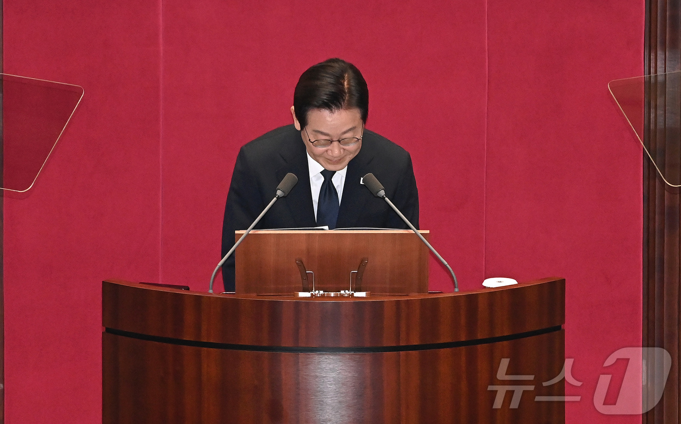 (서울=뉴스1) 국회사진기자단 = 이재명 대통령이 4일 오전 국회에서 2026년도 예산안에 대한 시정연설에 앞서 인사를 하고 있다. 2025.11.4/뉴스1