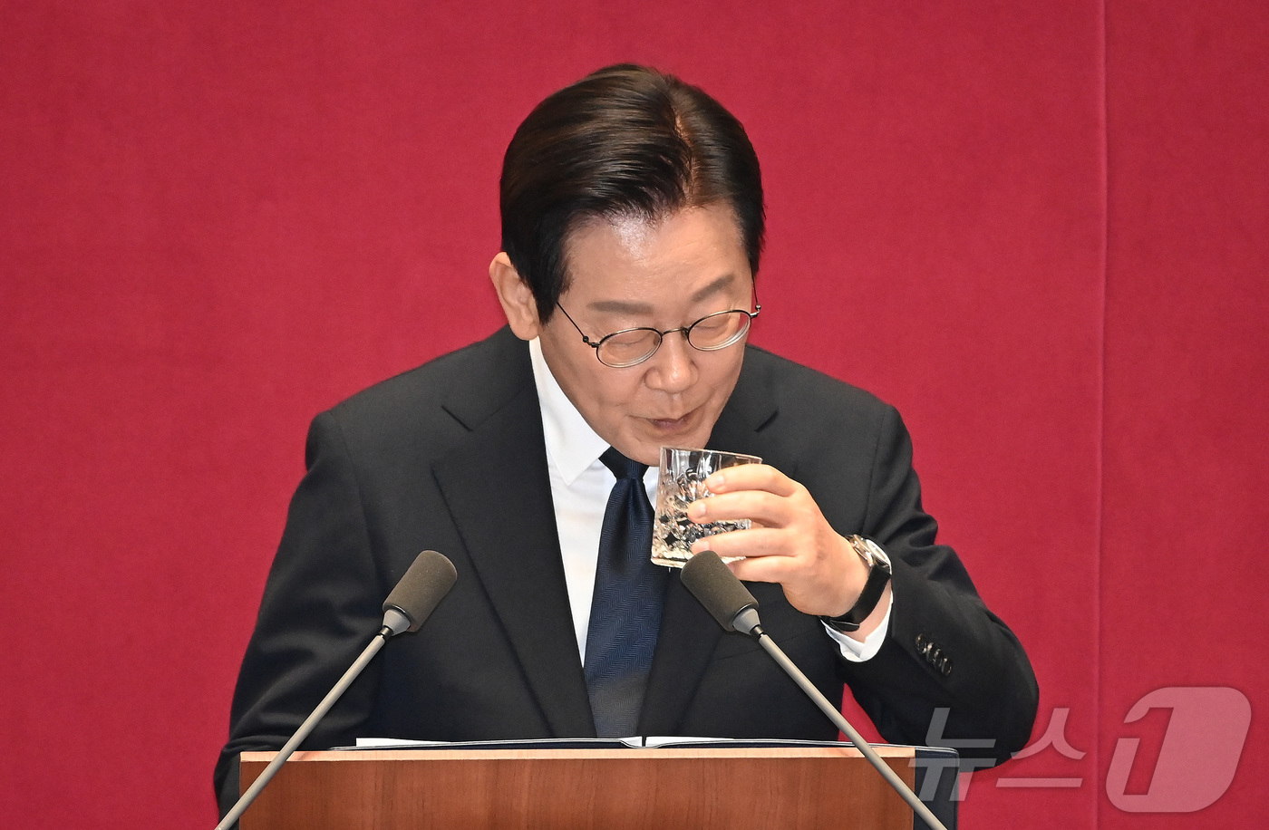 (서울=뉴스1) 국회사진기자단 = 이재명 대통령이 4일 오전 국회에서 2026년도 예산안에 대한 시정연설 도중 물을 마시고 있다. 2025.11.4/뉴스1