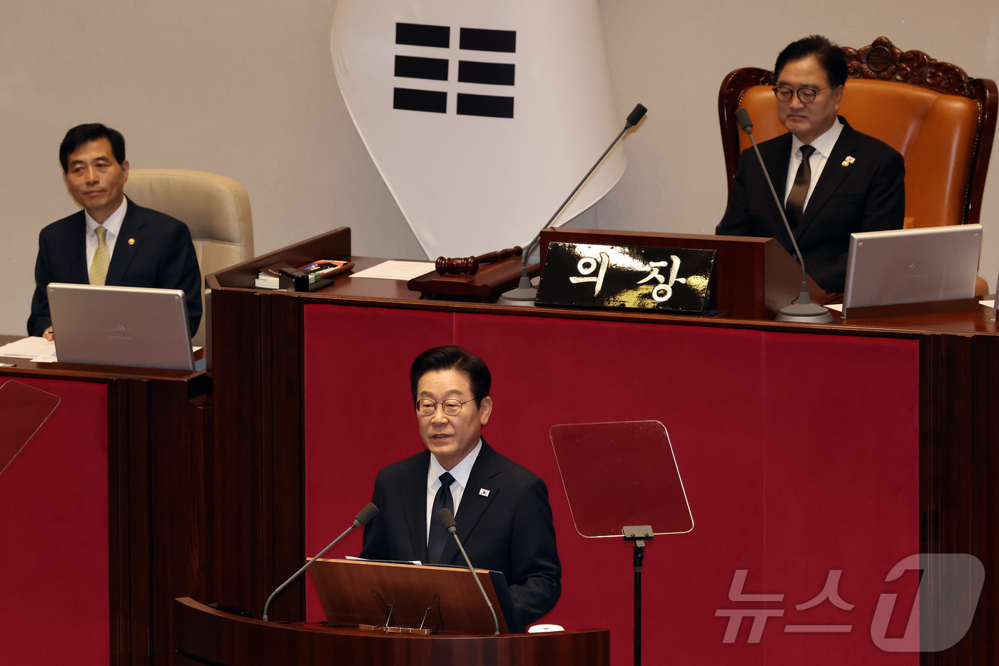 (서울=뉴스1) 국회사진기자단 = 이재명 대통령이 4일 서울 여의도 국회 본회의에서 2026년도 예산안 및 기금운용계획안에 대한 정부의 시정연설을 하고 있다.  2025.11.4/ …