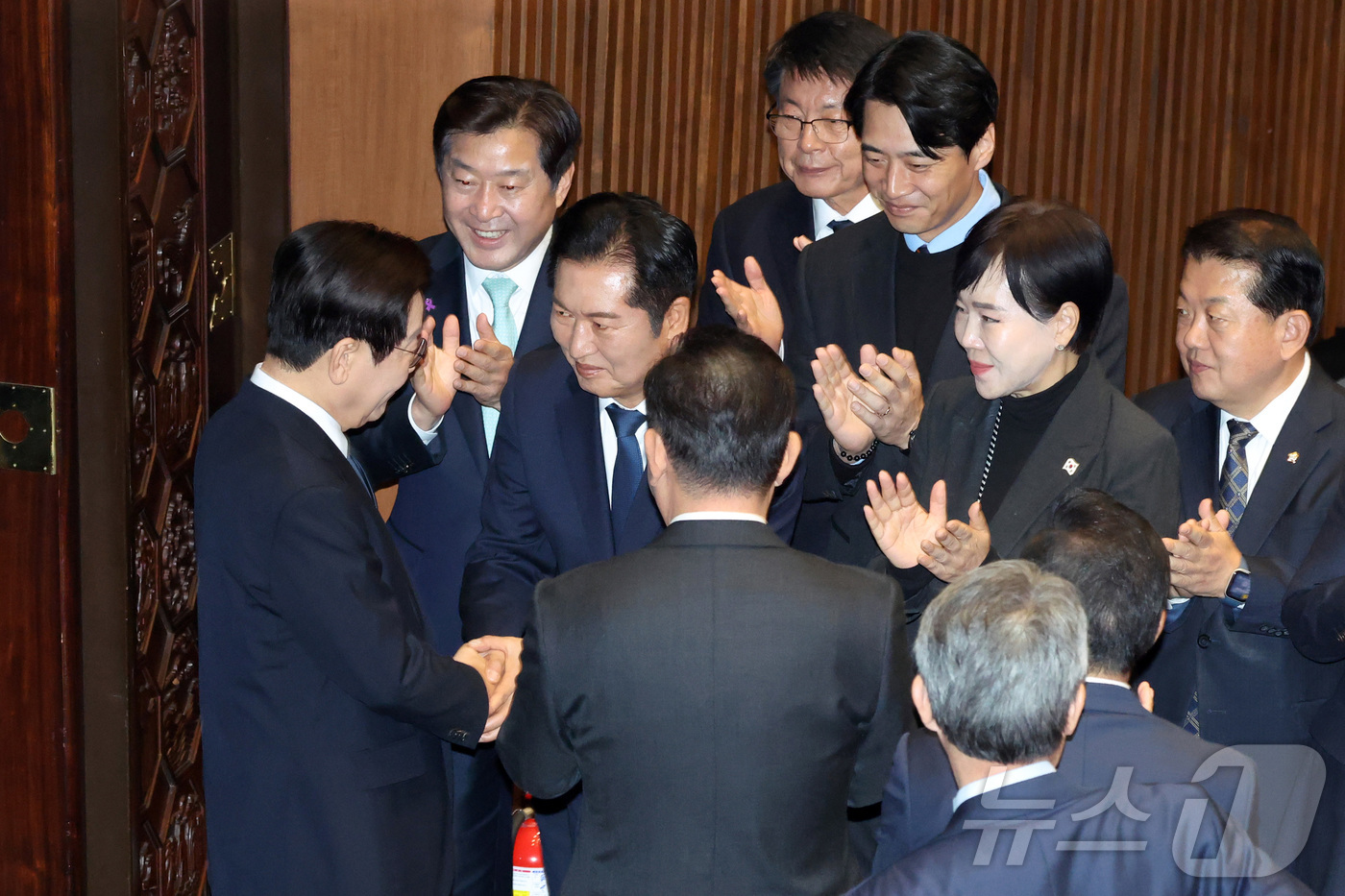(서울=뉴스1) 국회사진기자단 = 이재명 대통령이 4일 서울 여의도 국회 본회의에서 2026년도 예산안 및 기금운용계획안에 대한 정부의 시정연설을 위해 입장하며 더불어민주당 정청래 …