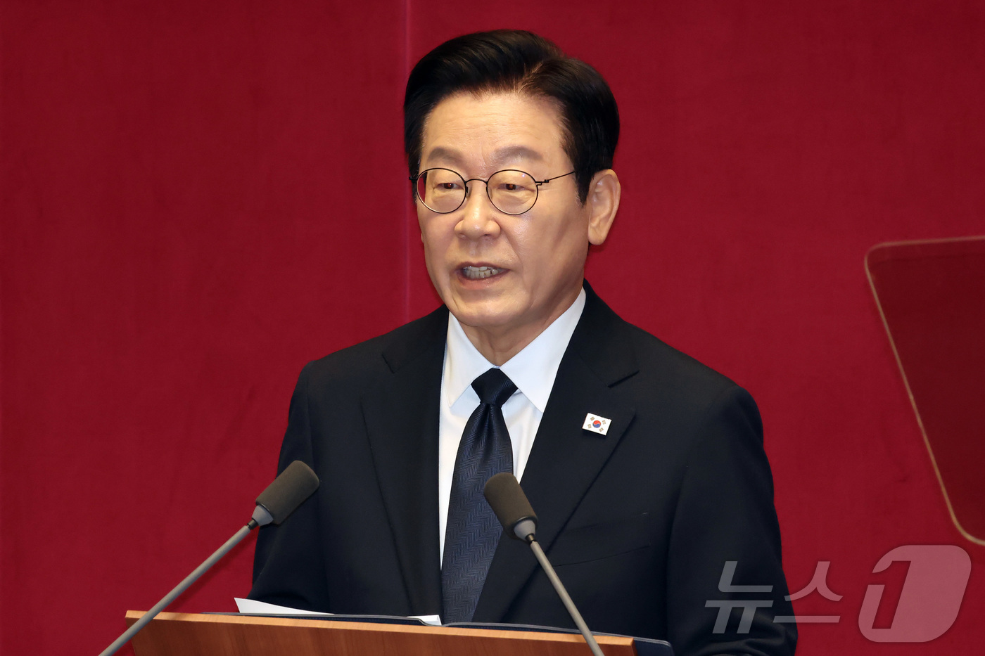 (서울=뉴스1) 국회사진기자단 = 이재명 대통령이 4일 서울 여의도 국회 본회의에서 2026년도 예산안 및 기금운용계획안에 대한 정부의 시정연설을 하고 있다.  2025.11.4/ …