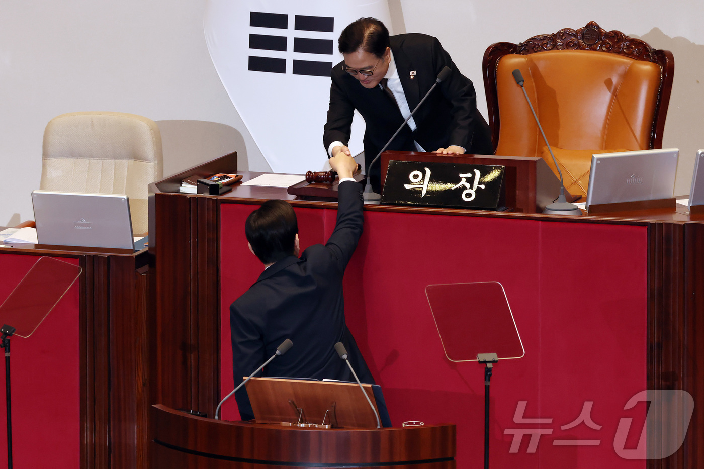 (서울=뉴스1) 국회사진기자단 = 이재명 대통령이 4일 서울 여의도 국회 본회의에서 2026년도 예산안 및 기금운용계획안에 대한 정부의 시정연설을 마치고 우원식 국회의장과 악수를 …