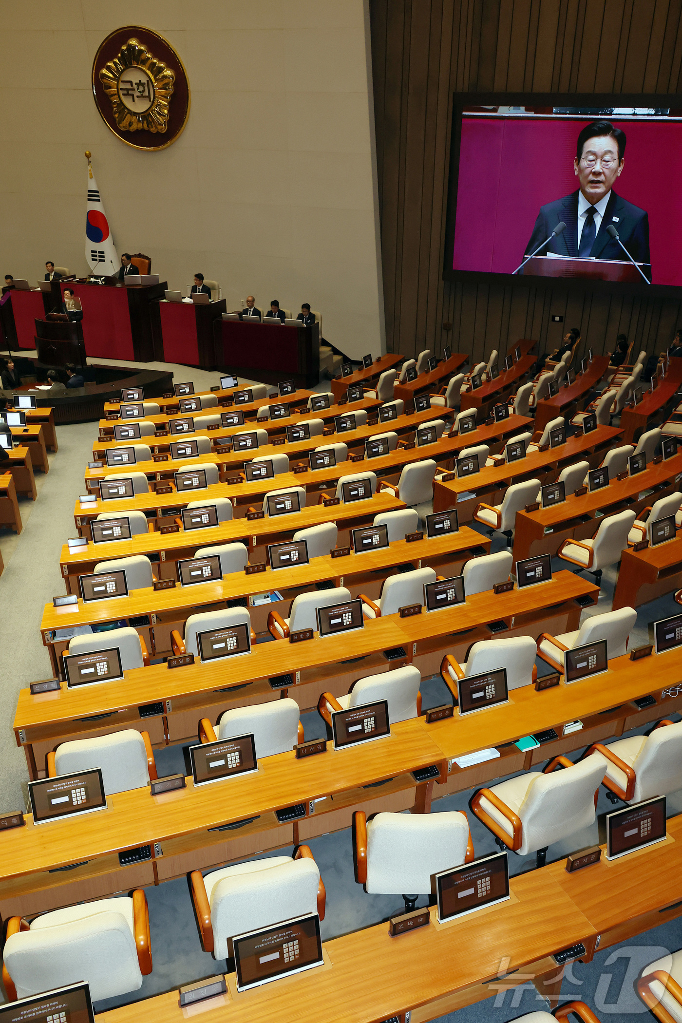 (서울=뉴스1) 국회사진기자단 = 이재명 대통령이 4일 서울 여의도 국회 본회의장에서 2026년도 예산안 및 기금운용계획안에 대한 시정연설을 하고 있다.이날 국민의힘 의원들은 불참 …