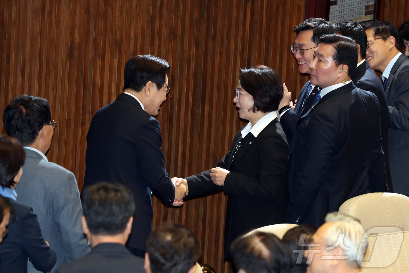 (서울=뉴스1) 국회사진기자단 = 이재명 대통령이 4일 서울 여의도 국회 본회의에서 2026년도 예산안 및 기금운용계획안에 대한 정부의 시정연설을 마치고 나서며 추미애 의원 등 의 …