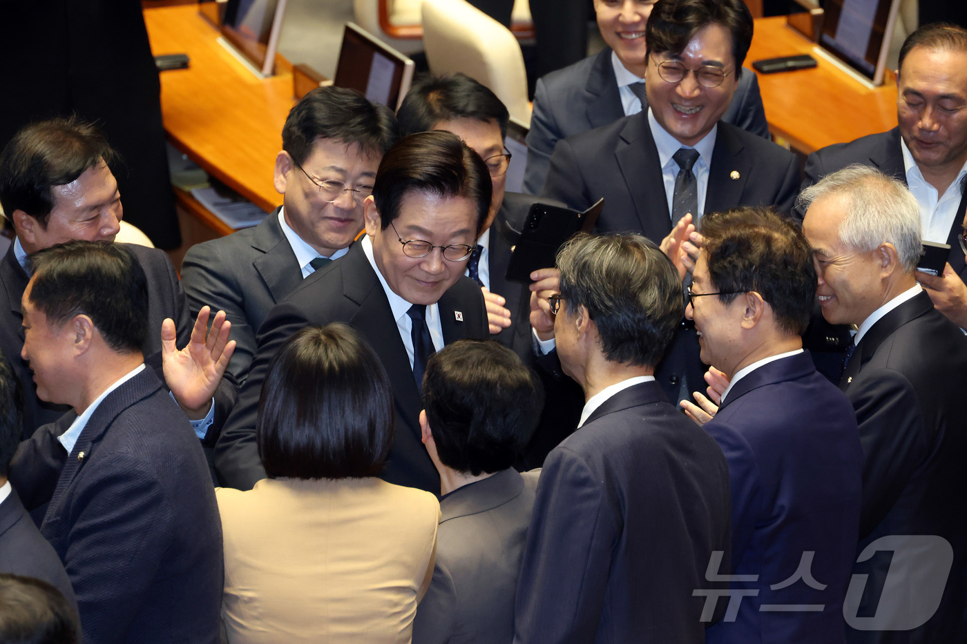 (서울=뉴스1) 국회사진기자단 = 이재명 대통령이 4일 서울 여의도 국회 본회의에서 2026년도 예산안 및 기금운용계획안에 대한 정부의 시정연설을 위해 입장하며 의원들과 인사를 하 …