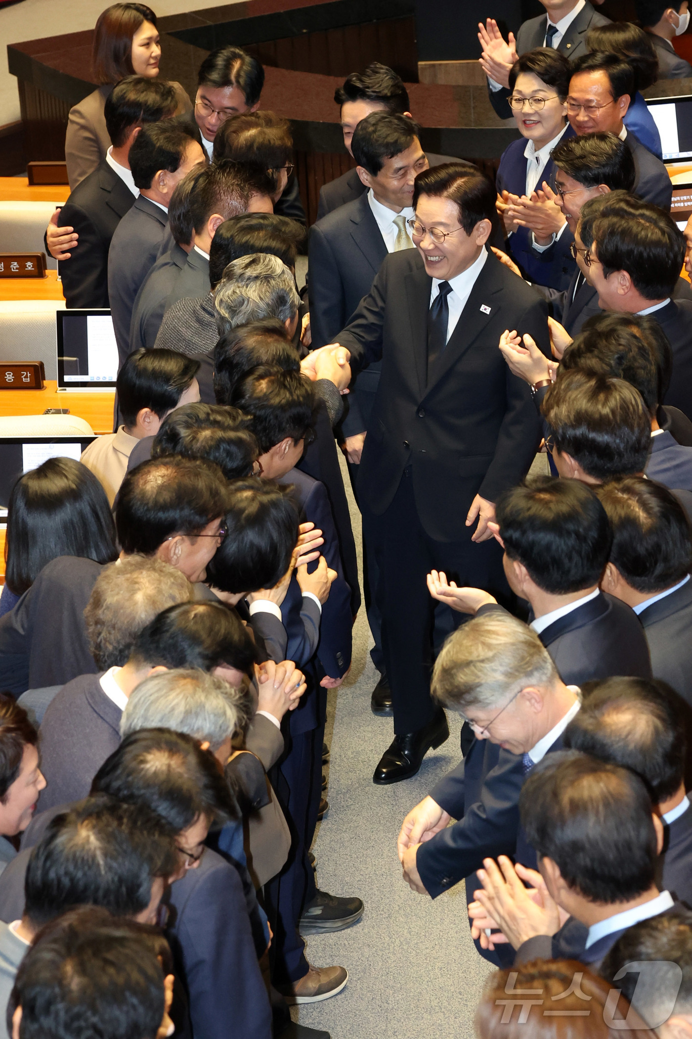 (서울=뉴스1) 국회사진기자단 = 이재명 대통령이 4일 서울 여의도 국회 본회의에서 내년도 정부 예산안에 대한 시정연설을 마치고 의원들의 박수를 받으며 퇴장하고 있다. 2025.1 …