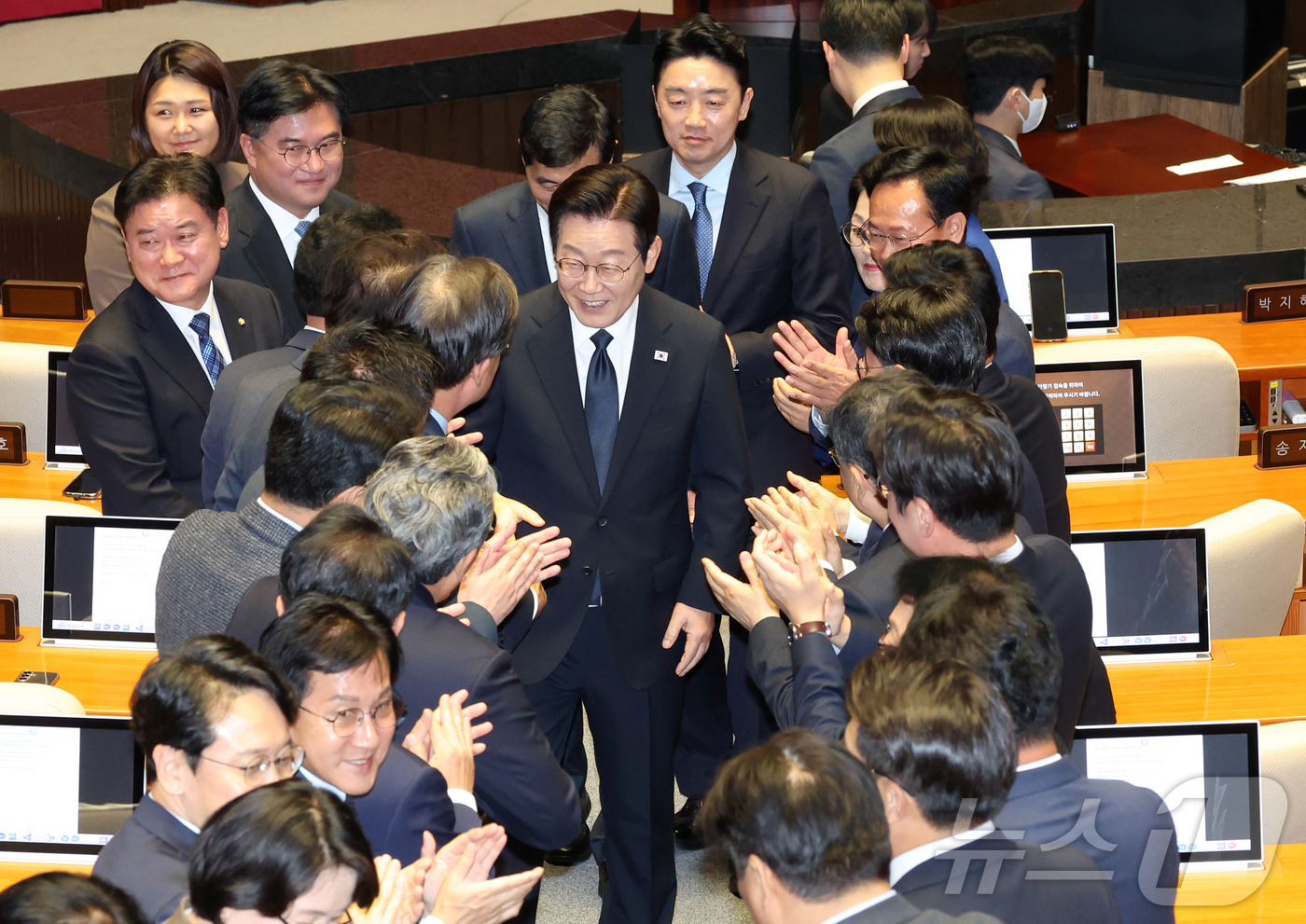 (서울=뉴스1) 국회사진기자단 = 이재명 대통령이 4일 서울 여의도 국회 본회의에서 내년도 정부 예산안에 대한 시정연설을 마치고 의원들의 박수를 받으며 퇴장하고 있다. 2025.1 …