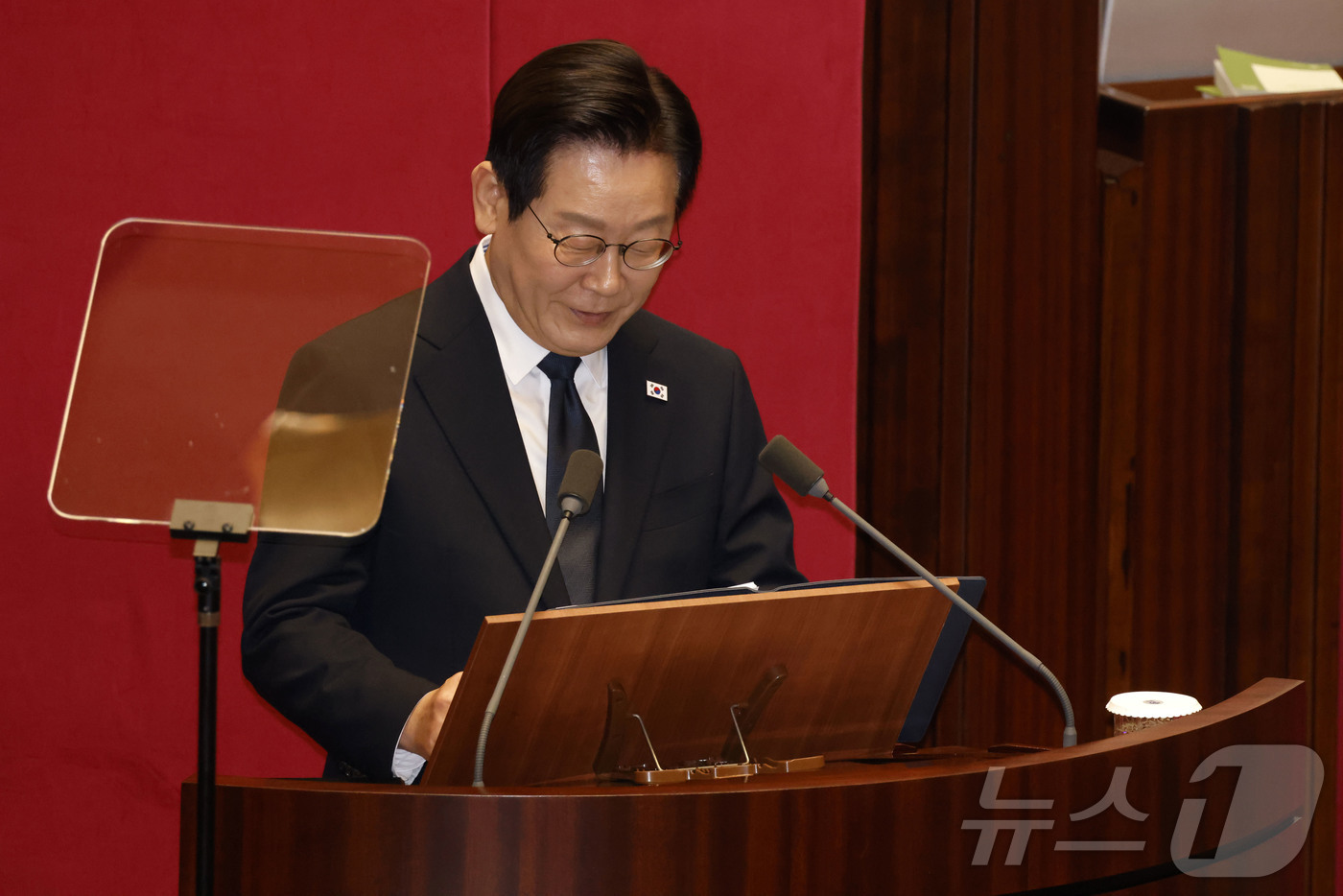 (서울=뉴스1) 국회사진기자단 = 이재명 대통령이 4일 서울 여의도 국회 본회의에서 내년도 정부 예산안에 대한 시정연설을 하며 미소짓고 있다. 2025.11.4/뉴스1