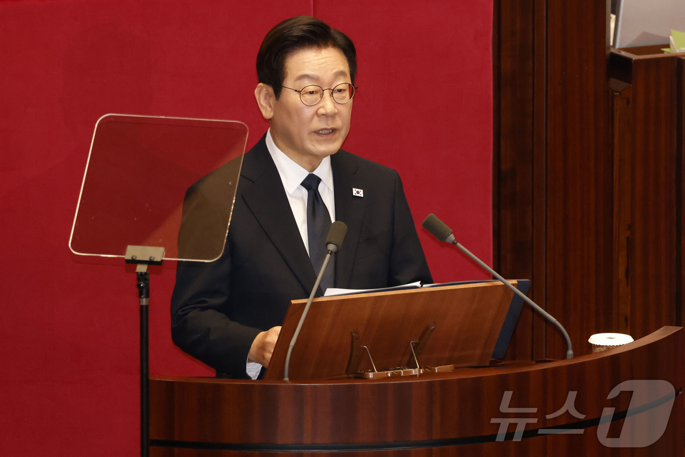 (서울=뉴스1) 국회사진기자단 = 이재명 대통령이 4일 서울 여의도 국회 본회의장에서 2026년도 예산안 및 기금운용계획안에 대한 시정연설을 하고 있다. 2025.11.4/뉴스1