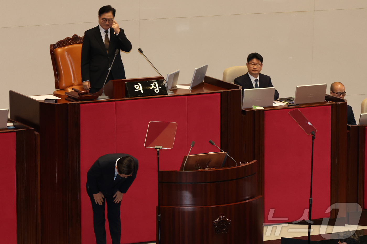 (서울=뉴스1) 국회사진기자단 = 이재명 대통령이 4일 서울 여의도 국회 본회의에서 내년도 정부 예산안에 대한 시정연설을 마치고 인사하고 있다. 2025.11.4/뉴스1