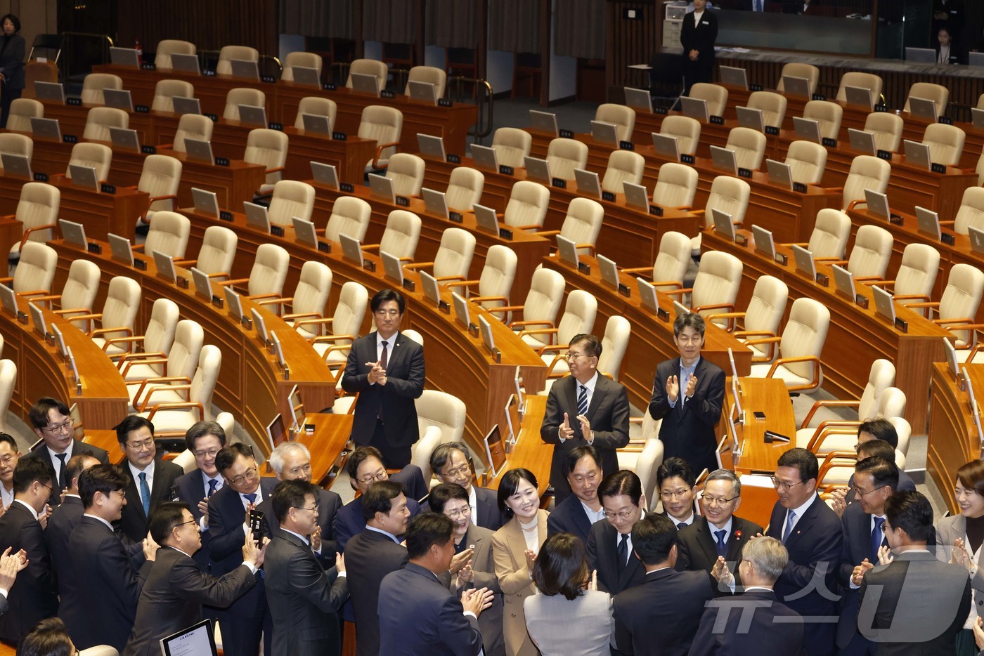 (서울=뉴스1) 국회사진기자단 = 이재명 대통령이 4일 서울 여의도 국회 본회의에서 내년도 정부 예산안에 대한 시정연설을 위해 회의장에 입장하고 있다.더불어민주당 의원들은 박수를 …