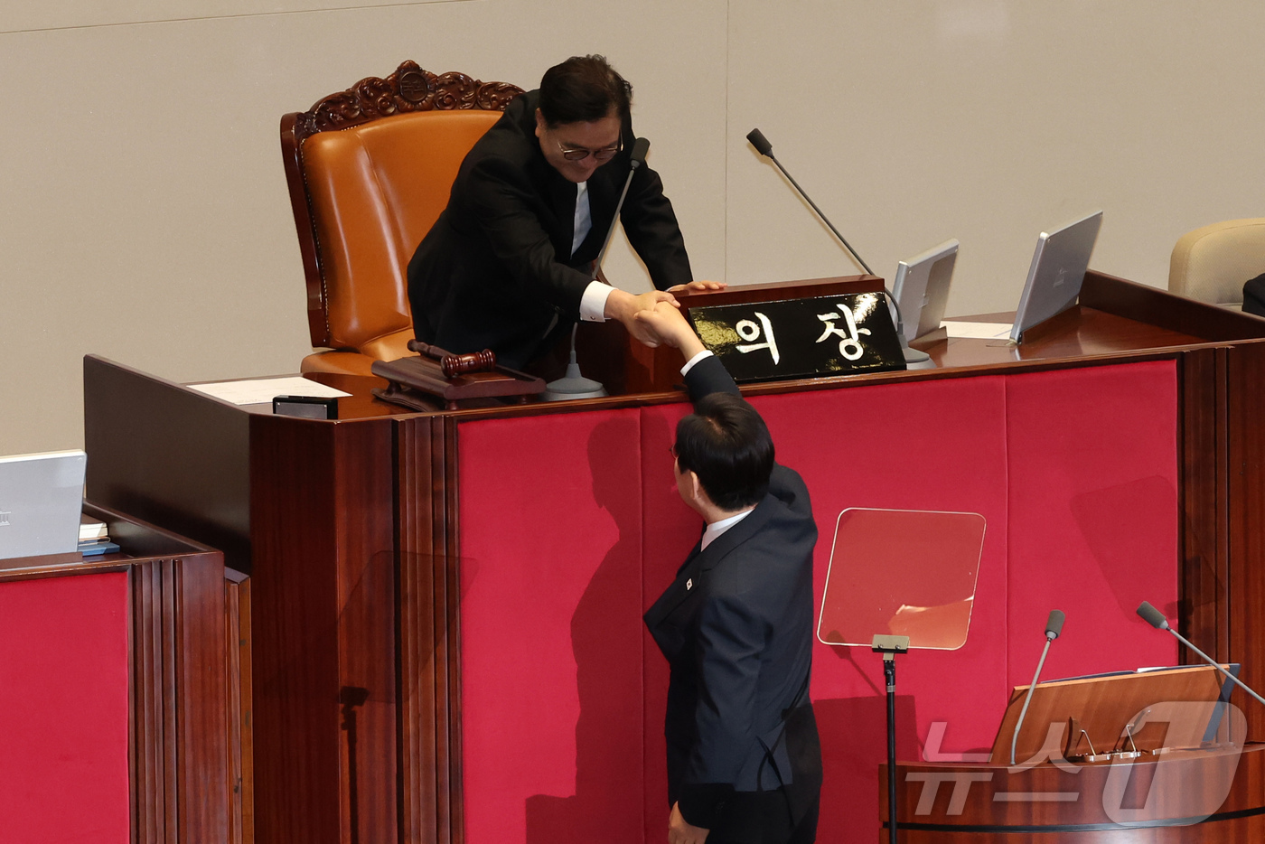 (서울=뉴스1) 국회사진기자단 = 이재명 대통령이 4일 서울 여의도 국회 본회의에서 내년도 정부 예산안에 대한 시정연설을 마치고 우원식 국회의장과 악수하고 있다. 2025.11.4 …