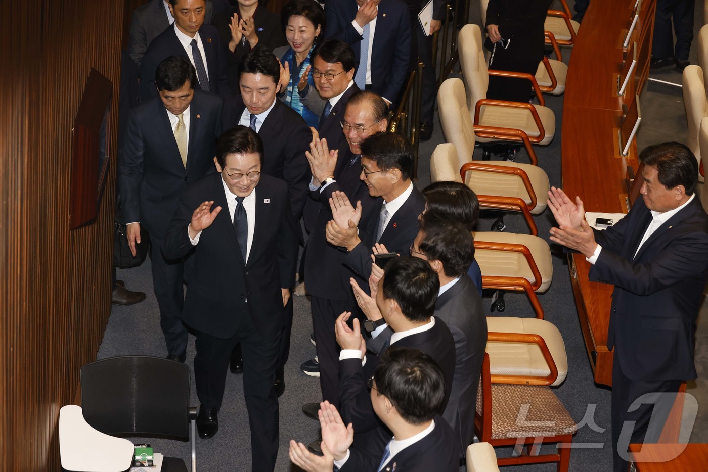 (서울=뉴스1) 국회사진기자단 = 이재명 대통령이 4일 서울 여의도 국회 본회의에서 내년도 정부 예산안에 대한 시정연설을 마치고 여당 의원들의 박수를 받으며 퇴장하고 있다. 202 …