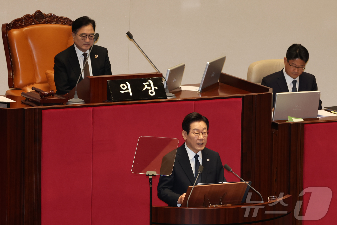 (서울=뉴스1) 국회사진기자단 = 이재명 대통령이 4일 서울 여의도 국회 본회의에서 내년도 정부 예산안에 대한 시정연설을 하고 있다.  2025.11.4/뉴스1