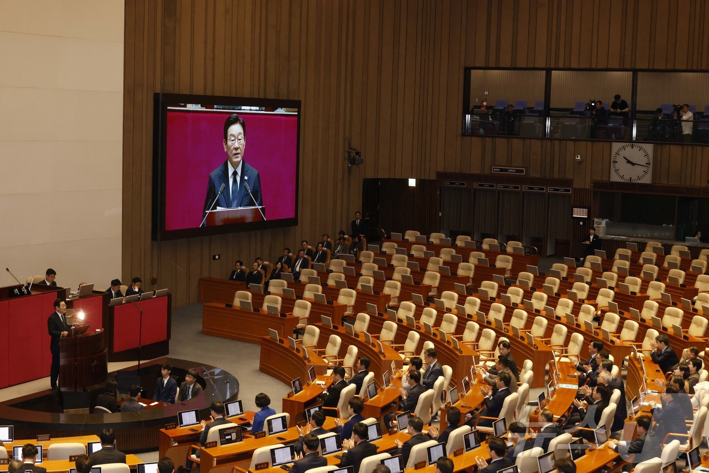 (서울=뉴스1) 국회사진기자단 = 이재명 대통령이 4일 서울 여의도 국회 본회의에서 내년도 정부 예산안에 대한 시정연설하고 있다. 더불어민주당 의원들은 박수를 치며 이 대통령 연설 …