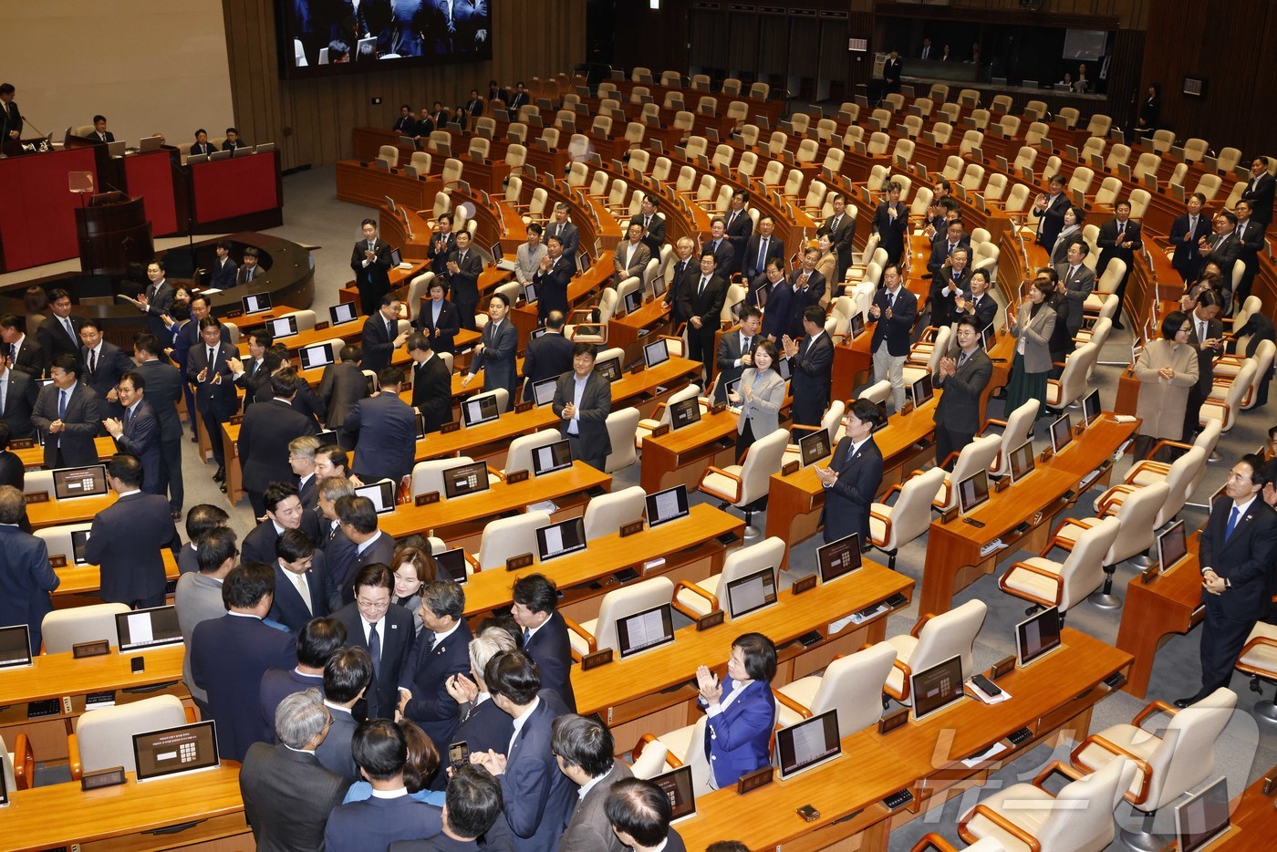 (서울=뉴스1) 국회사진기자단 = 이재명 대통령이 4일 서울 여의도 국회 본회의에서 내년도 정부 예산안에 대한 시정연설을 마치고 여당 의원들의 박수를 받으며 퇴장하고 있다. 이날 …