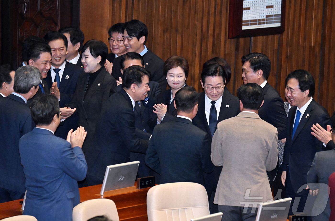 (서울=뉴스1) 국회사진기자단 = 이재명 대통령이 4일 오전 서울 여의도 국회 본회의장에서 내년도 정부 예산안에 대한 시정연설을 마친 뒤 퇴장하고 있다. 이날 시정연설에 국민의힘은 …