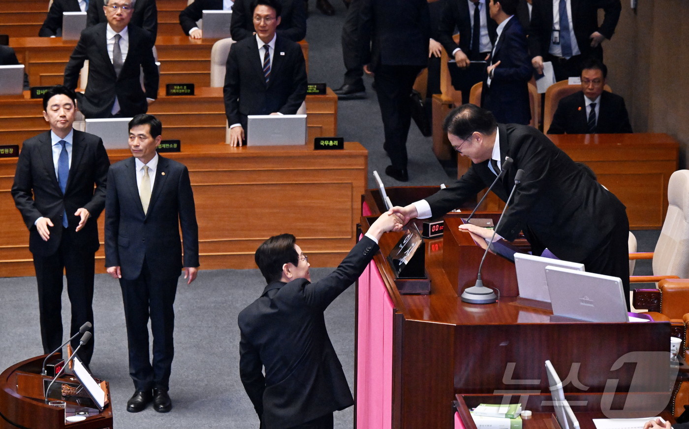 (서울=뉴스1) 국회사진기자단 = 이재명 대통령이 4일 국회 본회의장에서 정부 예산안 시정연설을 마친 뒤 우원식 국회의장과 인사를 나누고 있다. 2025.11.4/뉴스1