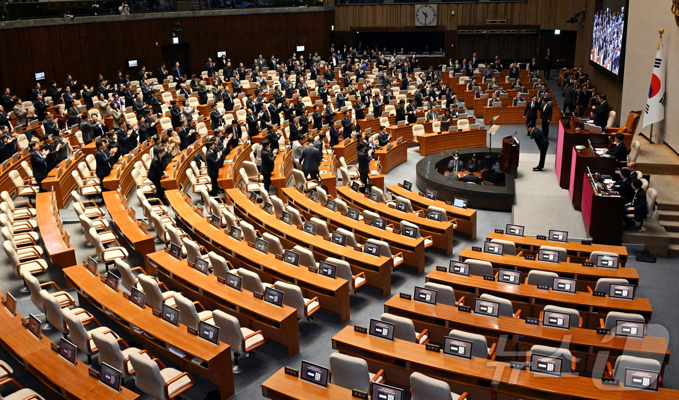 (서울=뉴스1) 국회사진기자단 = 이재명 대통령이 4일 오전 서울 여의도 국회 본회의장에서 내년도 정부 예산안에 대한 시정연설을 마치고 인사하고 있다. 이날 시정연설에 국민의힘은 …