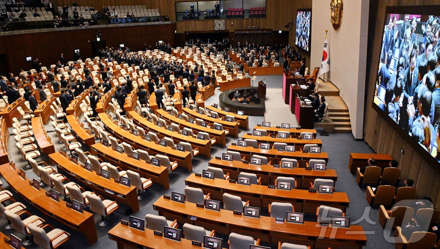 (서울=뉴스1) 국회사진기자단 = 이재명 대통령이 4일 오전 서울 여의도 국회 본회의장에서 내년도 정부 예산안에 대한 시정연설을 마친 뒤 퇴장하고 있다. 이날 시정연설에 국민의힘은 …