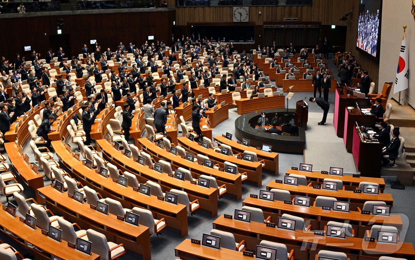 (서울=뉴스1) 국회사진기자단 = 이재명 대통령이 4일 오전 서울 여의도 국회 본회의장에서 내년도 정부 예산안에 대한 시정연설을 마치고 인사하고 있다. 이날 시정연설에 국민의힘은 …