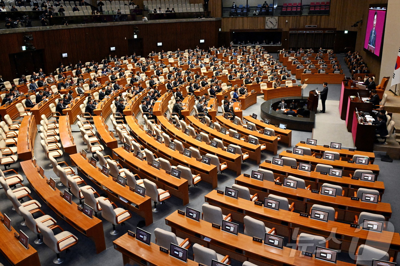 (서울=뉴스1) 국회사진기자단 = 이재명 대통령이 4일 오전 서울 여의도 국회 본회의장에서 내년도 정부 예산안에 대한 시정연설을 하고 있다. 이날 시정연설에 국민의힘은 불참했다.2 …