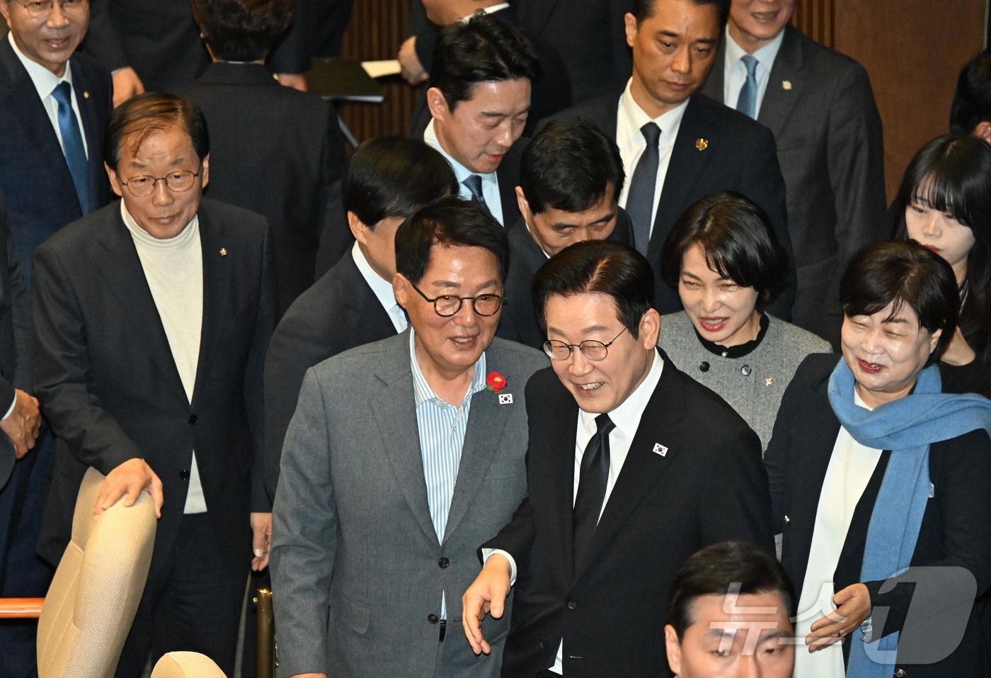 (서울=뉴스1) 국회사진기자단 = 이재명 대통령이 4일 국회 본회의장에서 2026년도 예산안 및 기금운용계획안에 대한 시정연설을 마친 뒤 의원들과 악수하기 위해 이동하고 있다. 2 …