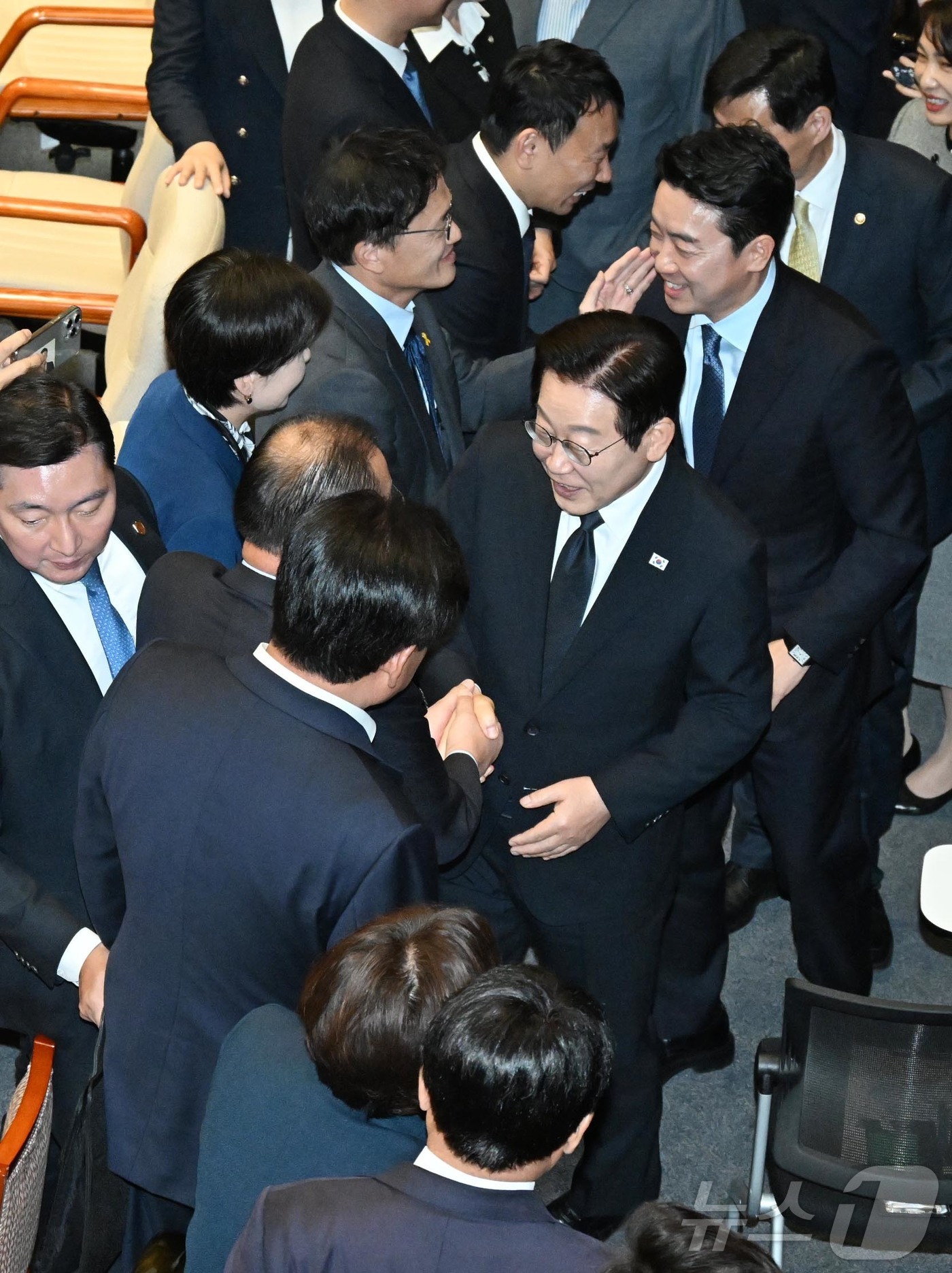 (서울=뉴스1) 국회사진기자단 = 이재명 대통령이 4일 국회 본회의장에서 2026년도 예산안 및 기금운용계획안에 대한 시정연설을 마친 뒤 의원들과 악수하고 있다. 2025.11.4 …