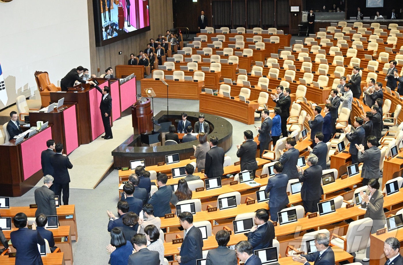 (서울=뉴스1) 국회사진기자단 = 이재명 대통령이 4일 국회 본회의장에서 2026년도 예산안 및 기금운용계획안에 대한 시정연설을 마친 뒤 우원식 국회의장과 악수하고 있다. 이 대통 …