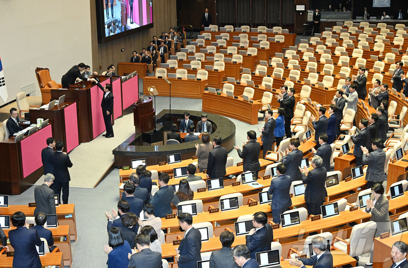 (서울=뉴스1) 국회사진기자단 = 이재명 대통령이 4일 국회 본회의장에서 2026년도 예산안 및 기금운용계획안에 대한 시정연설을 마친 뒤 우원식 국회의장과 악수하고 있다. 이 대통 …