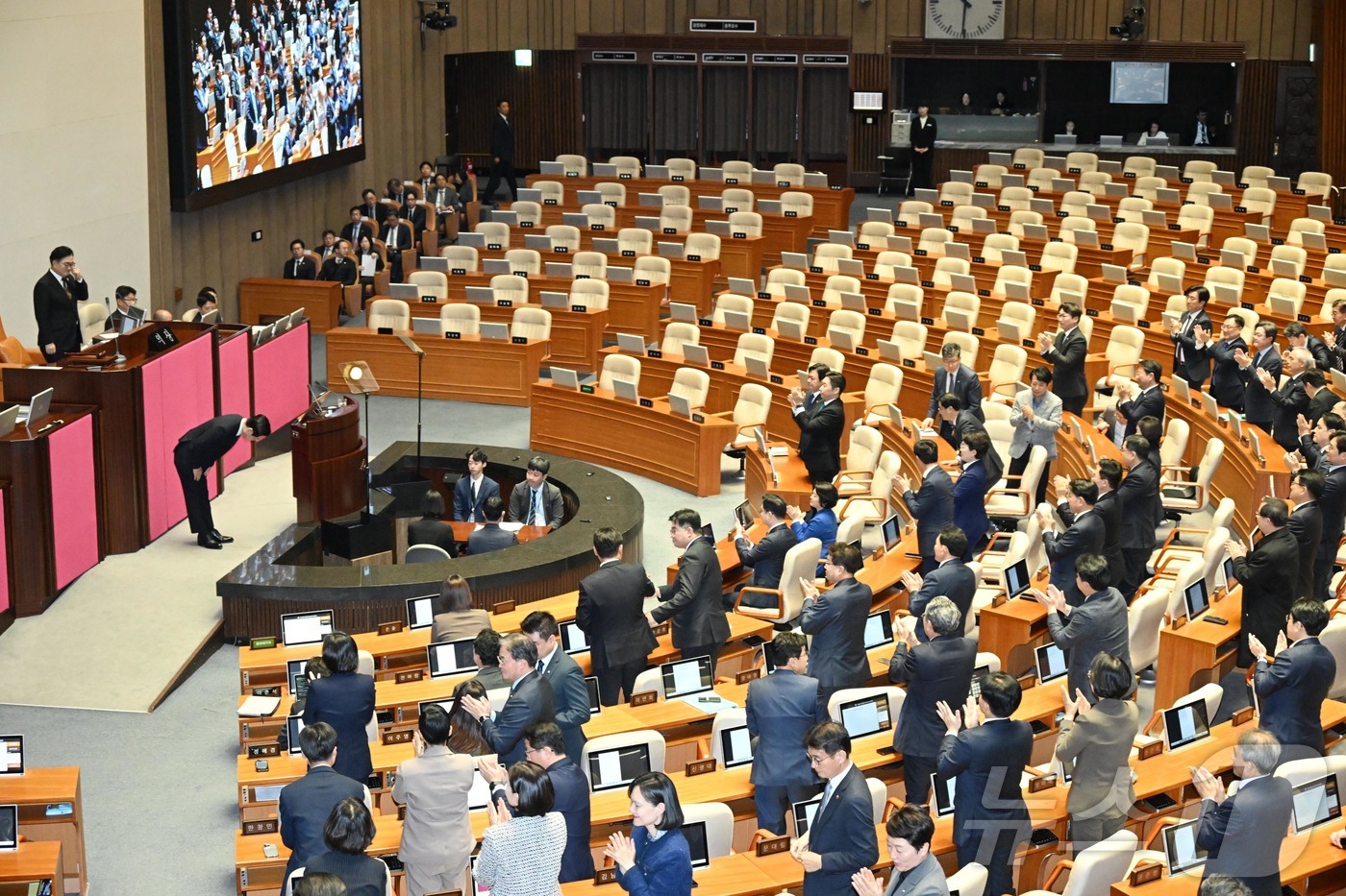 (서울=뉴스1) 국회사진기자단 = 이재명 대통령이 4일 국회 본회의장에서 2026년도 예산안 및 기금운용계획안에 대한 시정연설을 마친 뒤 인사하고 있다. 이 대통령이 시정연설을 마 …