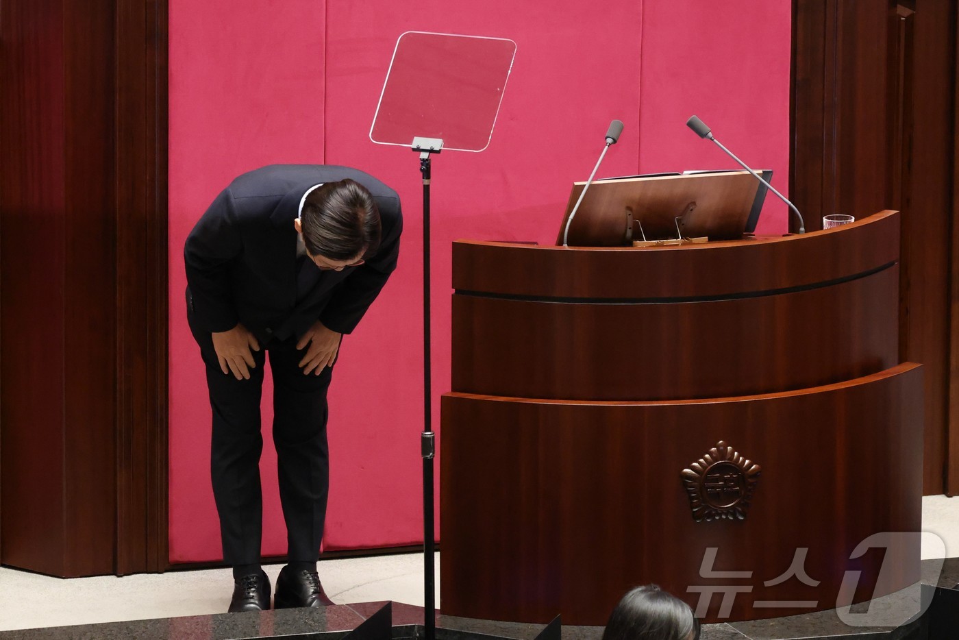 (서울=뉴스1) 국회사진기자단 = 이재명 대통령이 4일 서울 여의도 국회 본회의장에서 2026년도 예산안 및 기금운용계획안에 대한 시정연설을 마치고 인사하고 있다. 2025.11. …