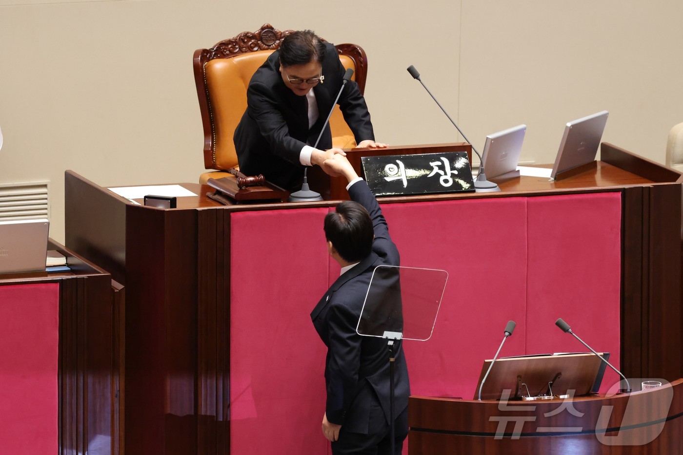 (서울=뉴스1) 국회사진기자단 = 이재명 대통령이 4일 서울 여의도 국회 본회의에서 내년도 정부 예산안에 대한 시정연설을 마치고 우원식 국회의장과 악수하고 있다. 2025.11.4 …