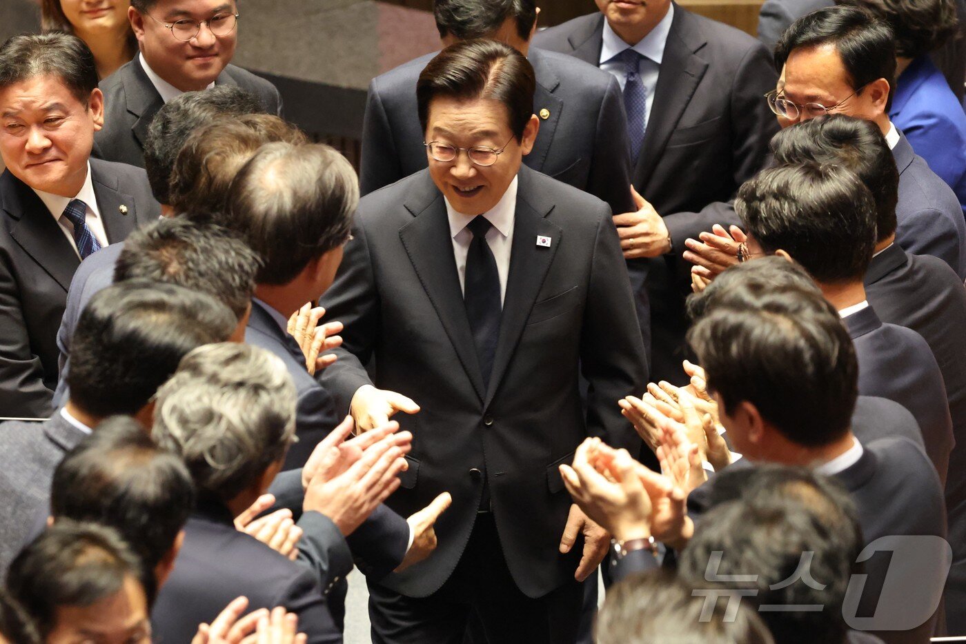 본문 이미지 - 이재명 대통령이 4일 서울 여의도 국회 본회의에서 내년도 정부 예산안에 대한 시정연설을 마치고 의원들의 박수를 받으며 퇴장하고 있다. 2025.11.4/뉴스1 ⓒ News1 국회사진기자단